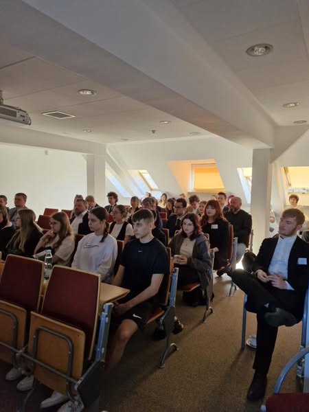 zdjęcia uczestników debaty