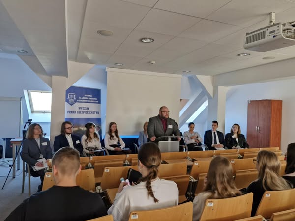 zdjęcia uczestników debaty