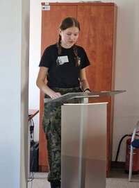 Dziewczyna wygłaszająca referat