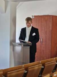 Chłopak wygłaszająca referat