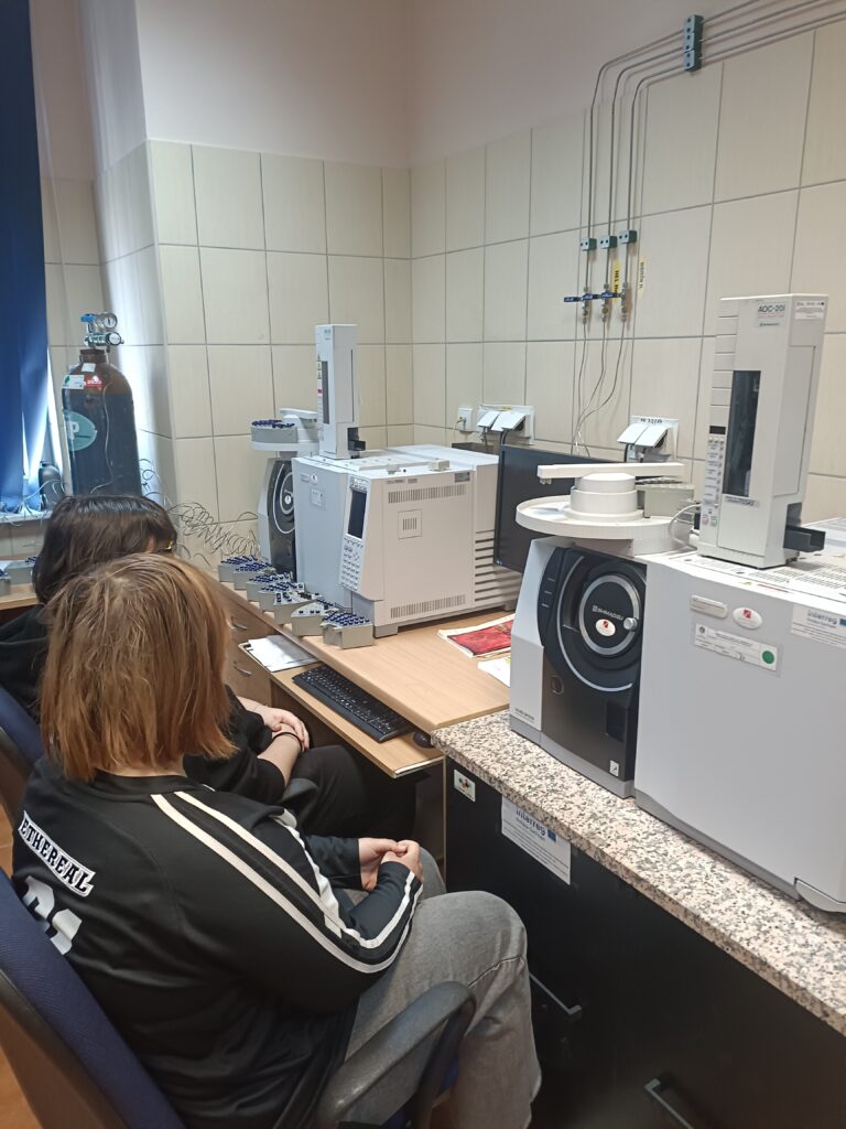 studenci w Laboratorium Kryminalistycznym