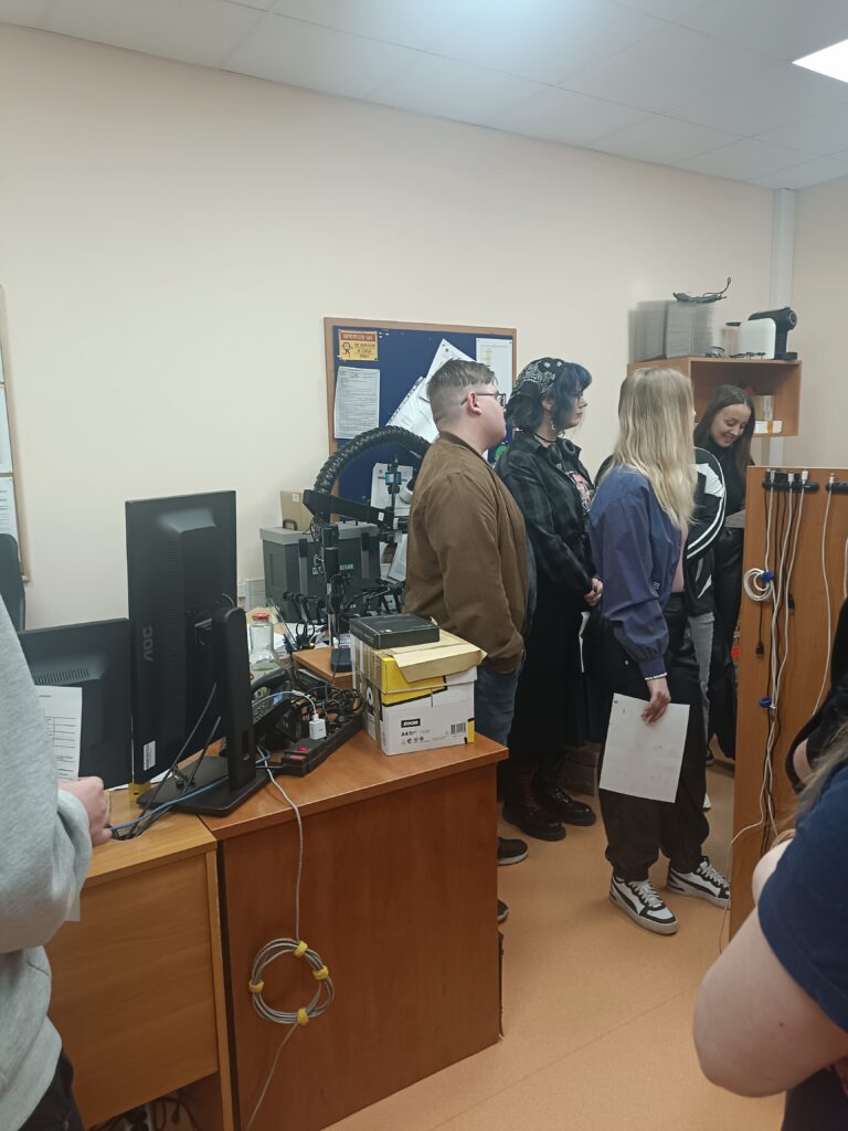 grupa studentów w laboratorium kryminalistycznym