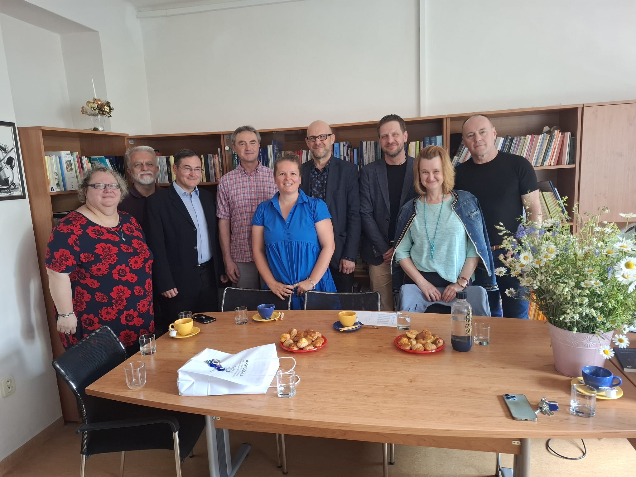 Na zdjęciu od lewej: dr Radoslava Brhlíková, prof. Ján Zozulak, doc. Tomas Pruzinec, doc. Radoslav Ivancik, dr Mária Kocnerova - kierownik Katedry Filozofii i Nauk Politycznych, dr Tomasz Marcinkowski, dr Juliusz Sikorski, doc. Tatiana Tokolyova, dr Andrzej Skwarski.