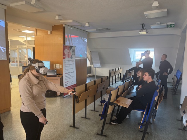 Studenci III roku kierunku Bezpieczeństwo narodowe w Akademii im. Jakuba z Paradyża z wykładowcą