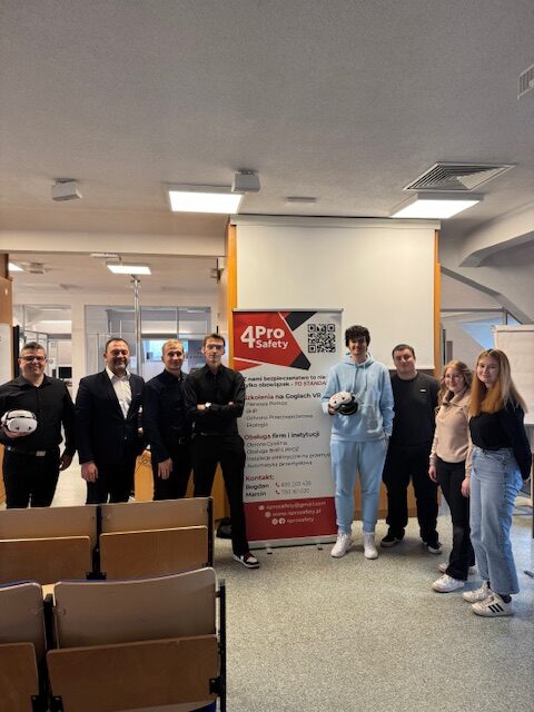 Studenci III roku kierunku Bezpieczeństwo narodowe w Akademii im. Jakuba z Paradyża z wykładowcą