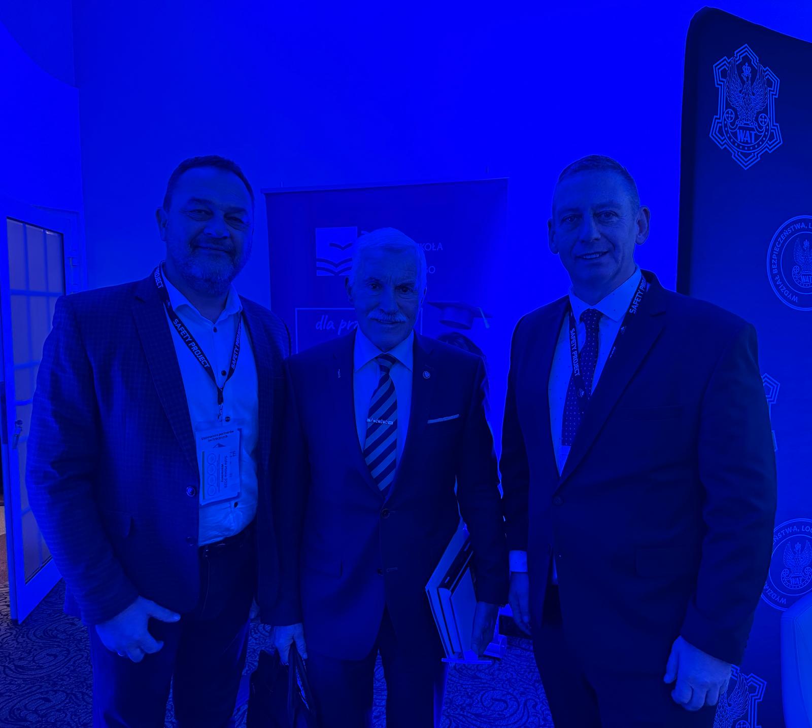 lewej:dr Waldemar Kaak, gen. w st. spocz. dr Mieczysław Bieniek prof. UAFM,dr Dariusz Maciejewskizdjęcie na tle sefetyprojeky