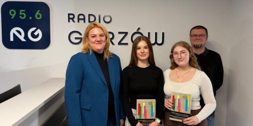 cztery osoby w tym trzy kobiety i jeden mężczyzna