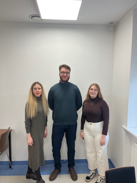 trzy osoby na białym tle , dwie kobiety i jeden mężczyzna