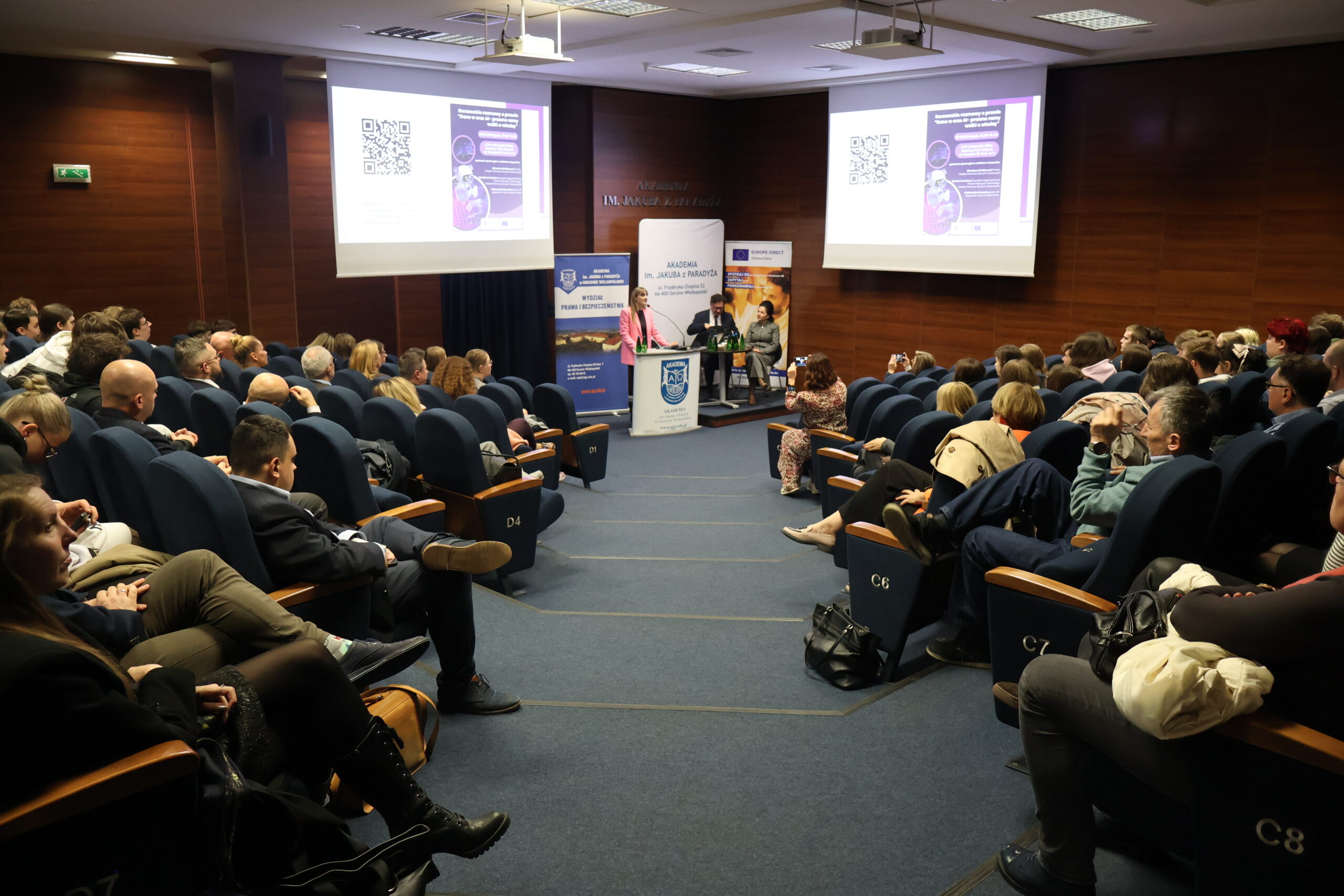 Uczestnicy spotkania „Dane w erze AI – prawne ramy walki o władzę”