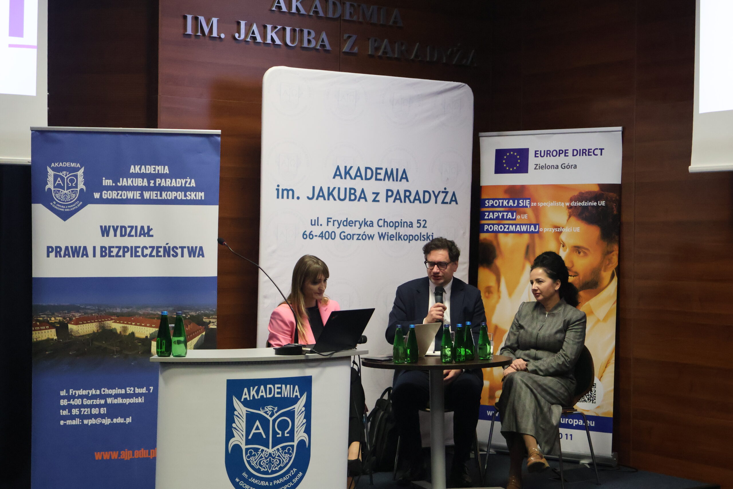 Na zdjęciu Aleksandra Szczerba, prof. AJP/Team Europe Direct, Mirosław Wróblewski, Prezes Urzędu Ochrony Danych Osobowych oraz Monika Krasińska, Dyrektor Departamentu Prawa i Nowych Technologii Urzędu Ochrony Danych Osobowych