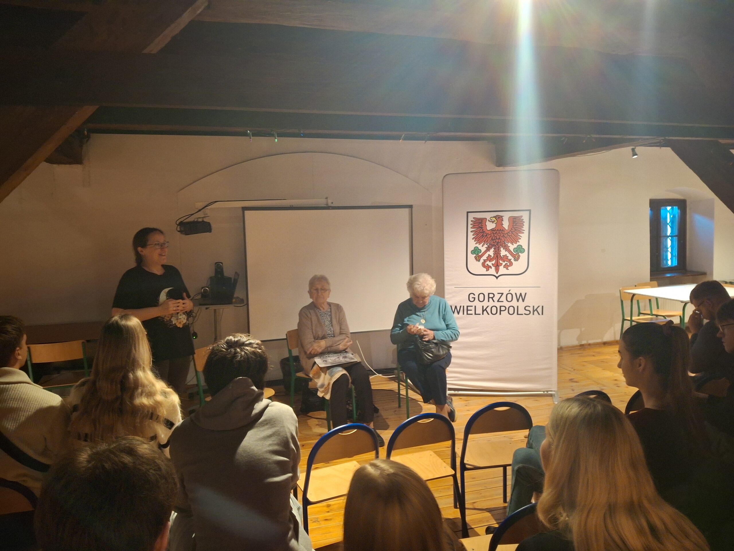 Studenci Wydziału Prawa i Bezpieczeństwa podczas wizyty studyjnej w Muzeum Lubuskim im. Jana Dekerta w Gorzowie Wielkopolskim (Spichlerzu), spotkanie z pionierami Gorzowa, 13 X 2025. Fot. Piotr Krzyżanowski