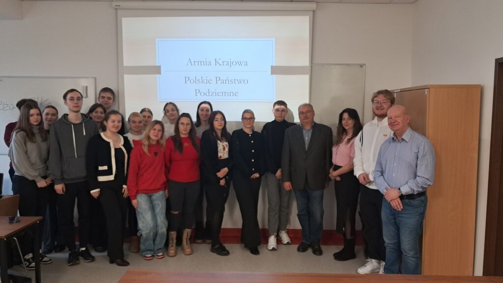 Uczestnicy wykładu o Polskim Państwie Podziemnym, czwarty od prawej pan Jarosław Palicki z gorzowskiej Delegatury IPN, 7 X 2025. 