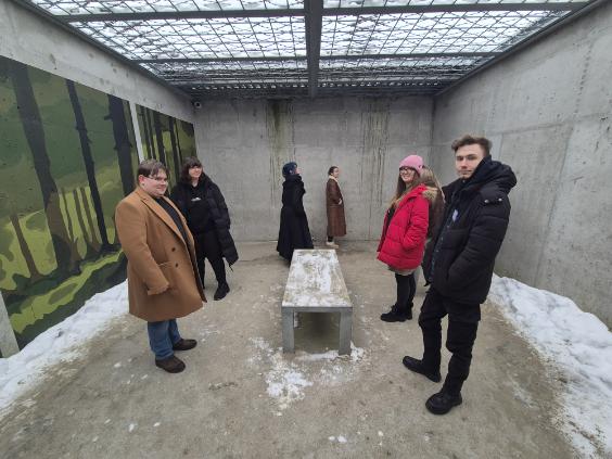 grupa ludzi cztery  kobiety, dwóch mężczyzn