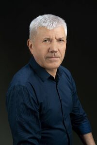 siedzący mężczyzna