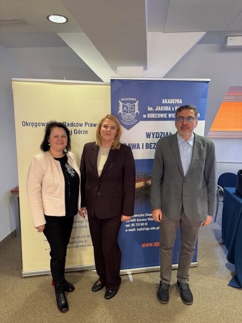 Stojące dwie kobiety oraz mężczyzna