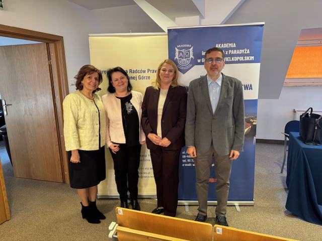 Stojące trzy kobiety oraz mężczyzna