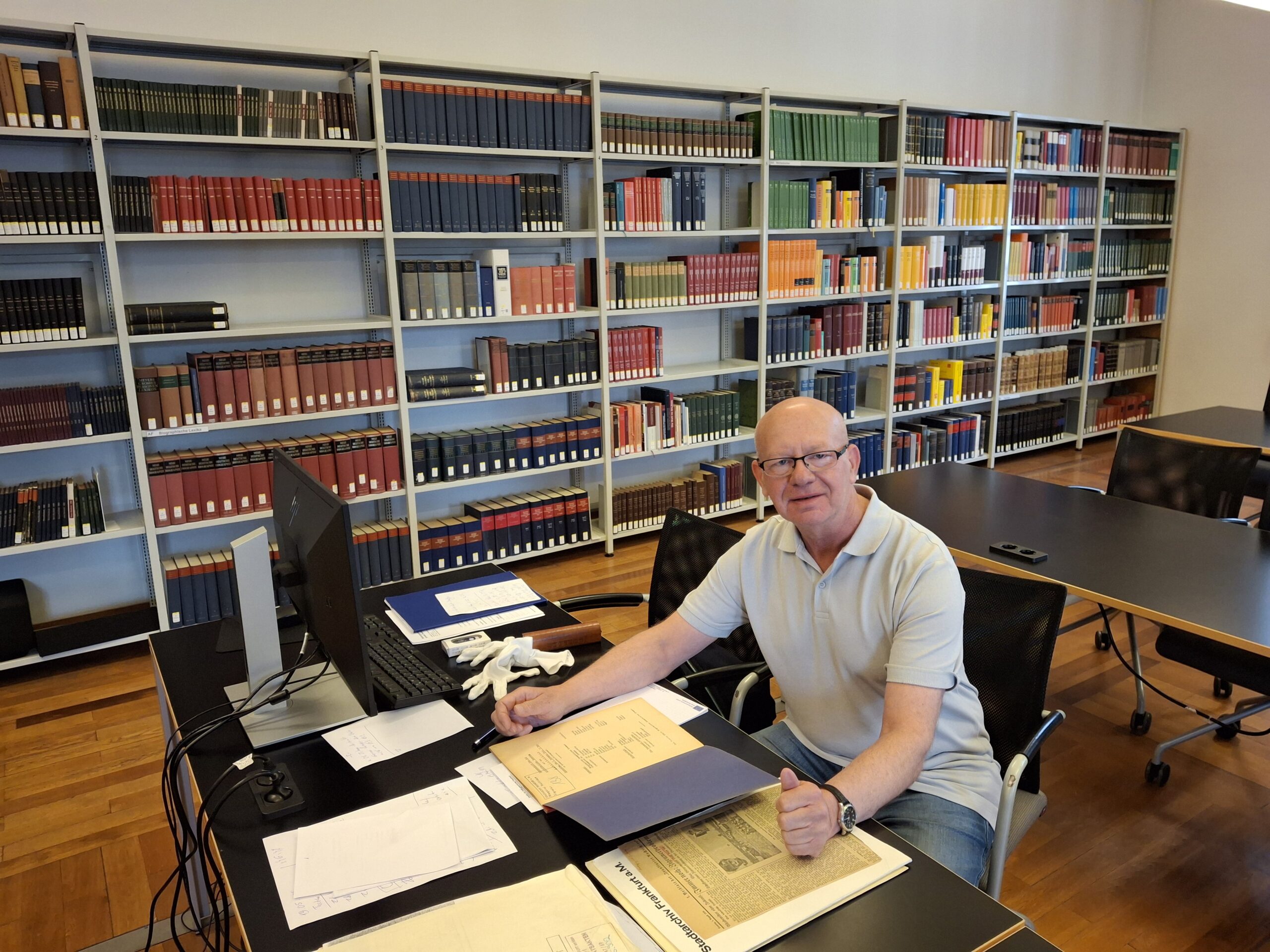 Prof. AJP dr hab. Piotr Krzyżanowski podczas pracy nad materiałami archiwalnymi w czytelni naukowej Institut für Stadtgeschichte