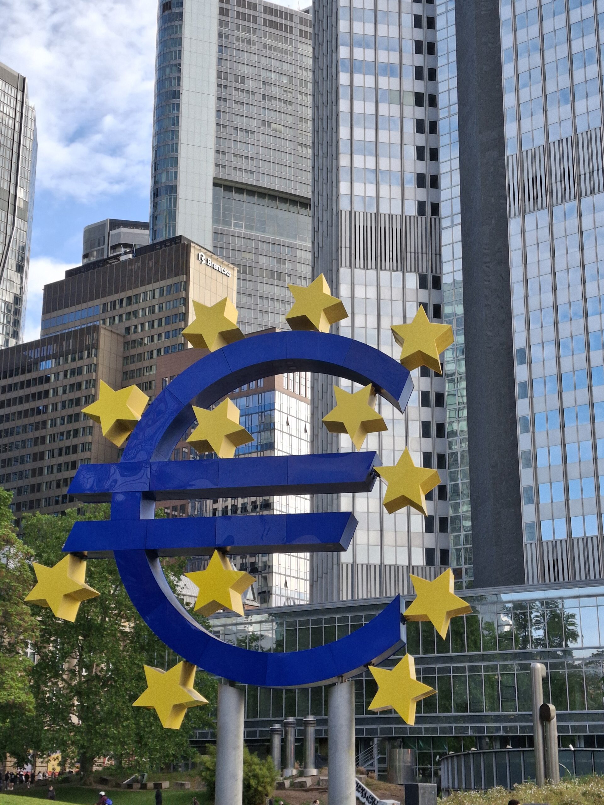 ,,Rzeźba Euro” na Willy Brandt Platz we Frankfurcie nad Menem.